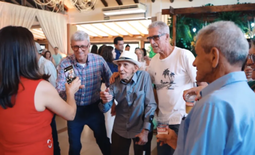Seu Joaquim se divertindo na festa de 100 anos - Foto: reprodução / Midiasudoeste