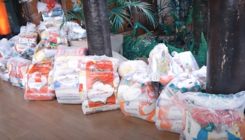 As cestas básicas que ele arrecadou com a festa de 100 anos e foi entregar pessoalmente aos necessitados - Foto: reprodução / Midiasudoeste