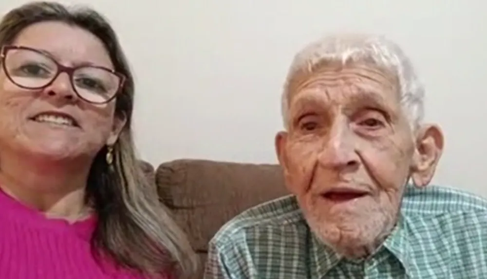 Seu Joaquim e a a filha mais velha - Foto: reprodução / Midiasudoeste