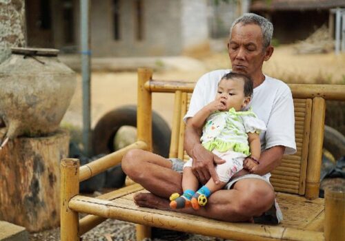 Ter uma velhice mais confortável, sem depender dos filhos, depende de planejamento e poupança desde já - Foto: Joko Narimo / Pixabay