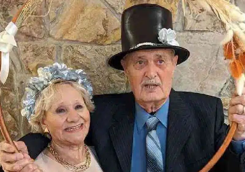 Os Idosos que se conheceram no Tinder, se apaixonaram e se casaram aos 90 e 83 anos disseram que a “culpa foi dos netos”. - Foto: arquivo pessoal