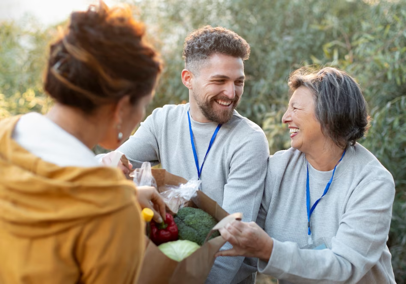 O trabalho voluntário realizado por idosos pode ajudar muito na saúde mental, diminuindo a chance do aparecimento de demência. Foto: Reprodução/Freepik.