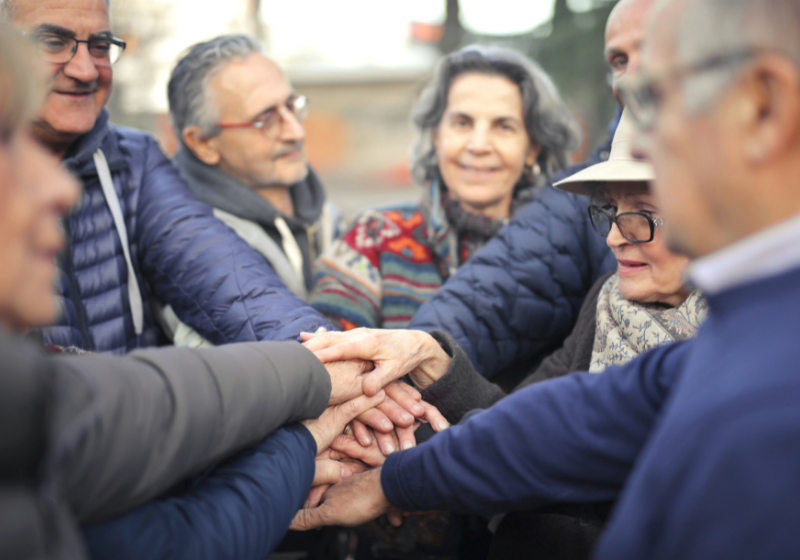 O voluntário também facilita a interação social, além de ajudar diversas pessoas que recebem esse tipo de ajuda. Foto: Reprodução/Freepik.