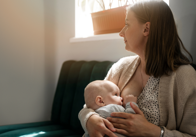O leite materno agora tem mais um novo benefício descoberto, ele pode ajudar bebês com paralisia cerebral. Foto: Reprodução/Freepik.