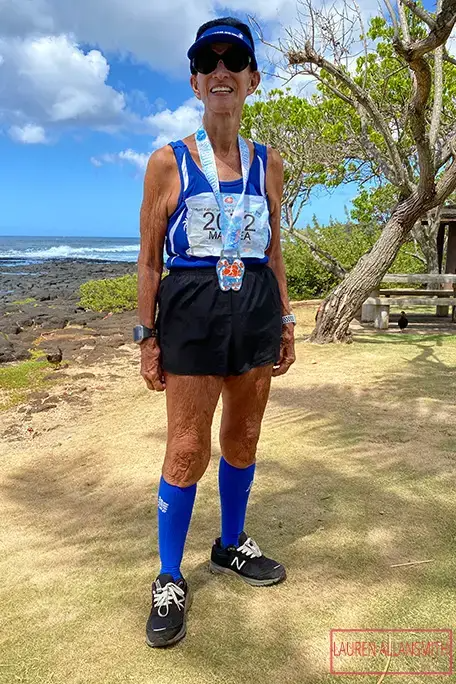 Mathea adora viajar para correr e sempre faz amizades no local onde estão treinando. Foto: Reprodução/Arquivo pessoal.