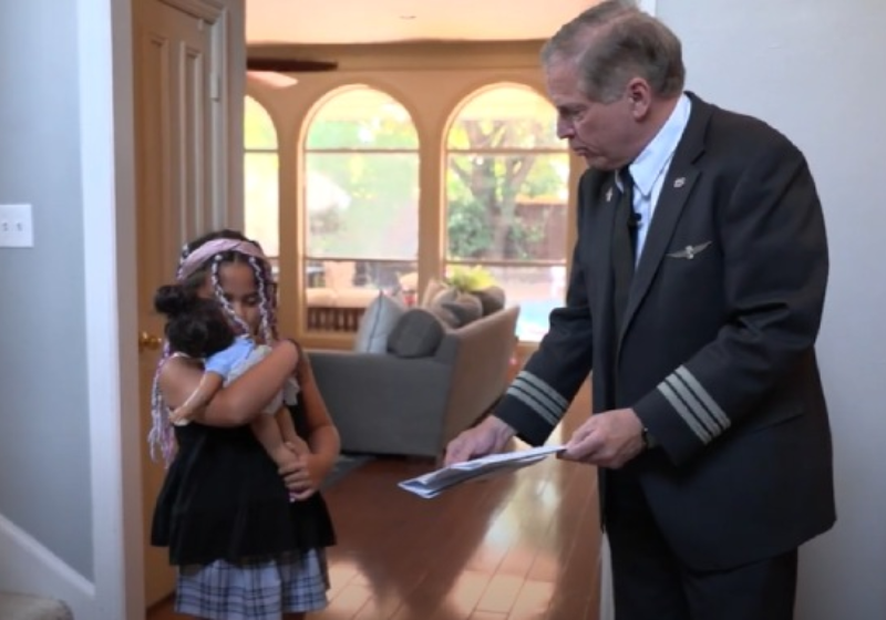 A menina perdeu a melhor amiga e, graças a solidariedade do piloto, conseguiu reencontrá-la. - Foto: reprodução WFAA