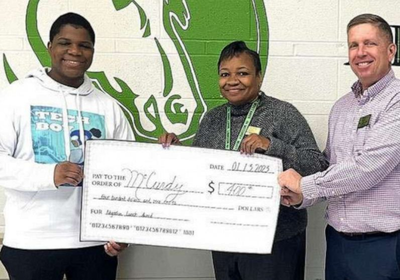 O jovem lembrou das dificuldades que passou e decidiu fazer algo pelos alunos carentes. - Foto: ABC News