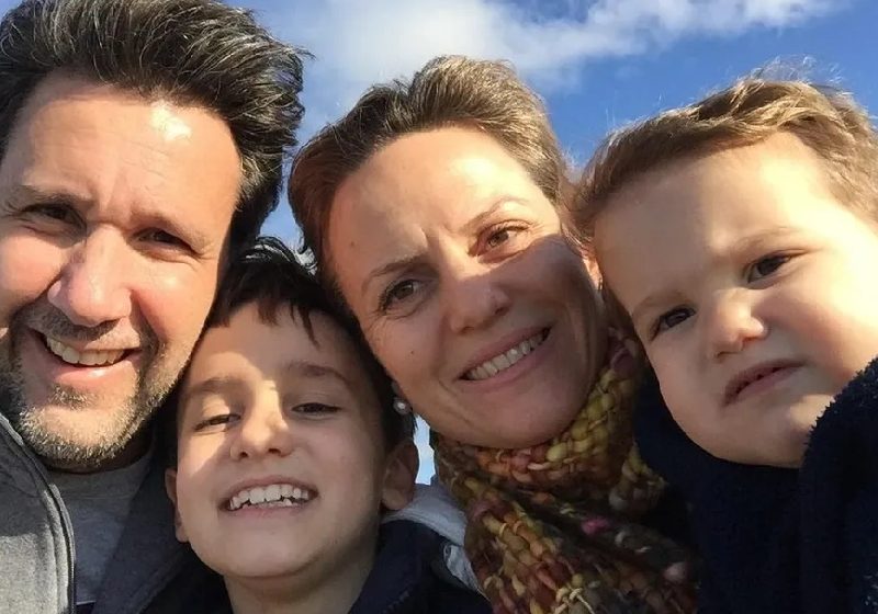 Fernando, o pai que investe para encontrar a cura do câncer raro do filho Frederico, junto com a esposa, Barbara, e Henrique, o filho mais novo (à dir) — Foto: Arquivo pessoal