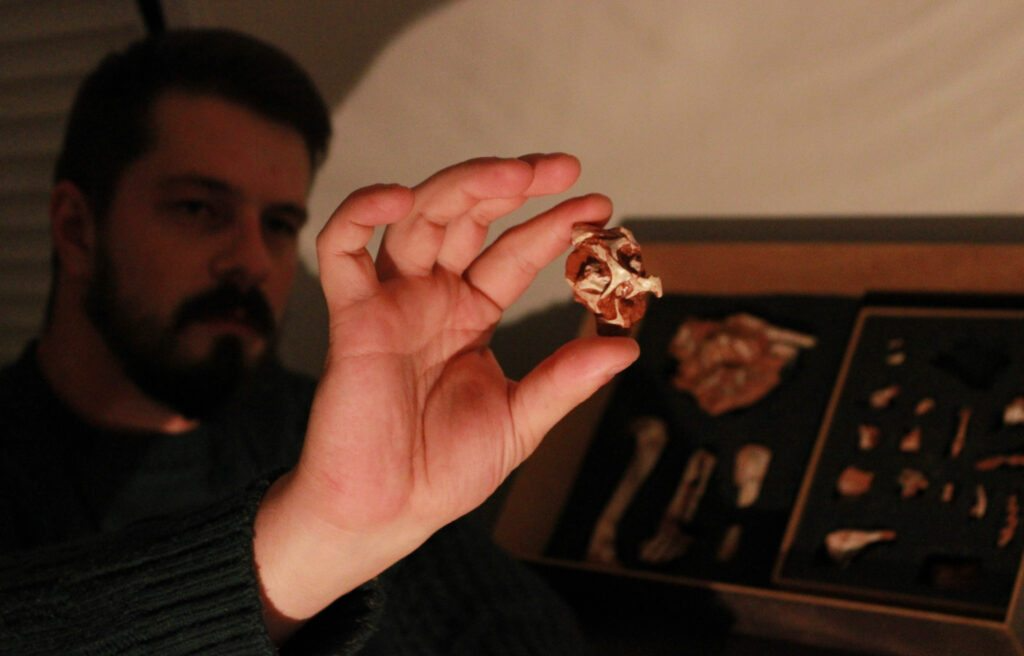 O pesquisador Rodrigo exibe um dos fragmentos encontrados durante às escavações. Foto: Reprodução/Janaína Brand Dillmann.