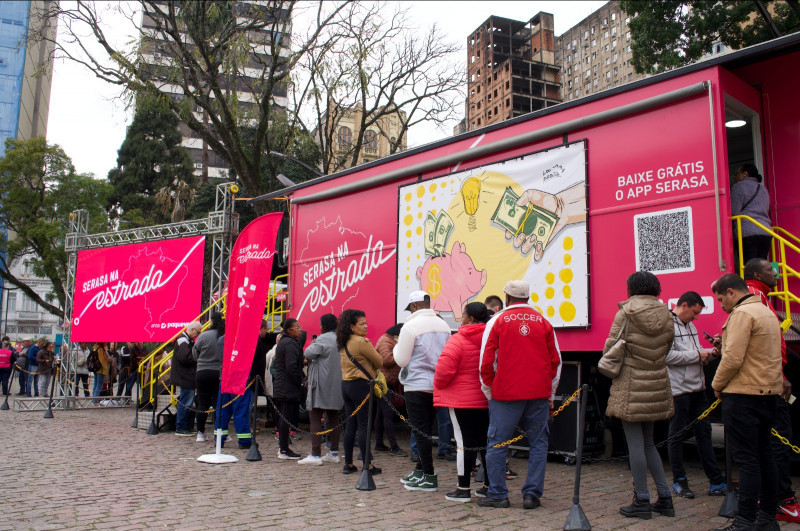 O caminhão do Serasa fica estacionado em locais públicos e ajuda a população com diversos serviços de educação financeira. Foto: Reprodução/Jornal do Comércio.