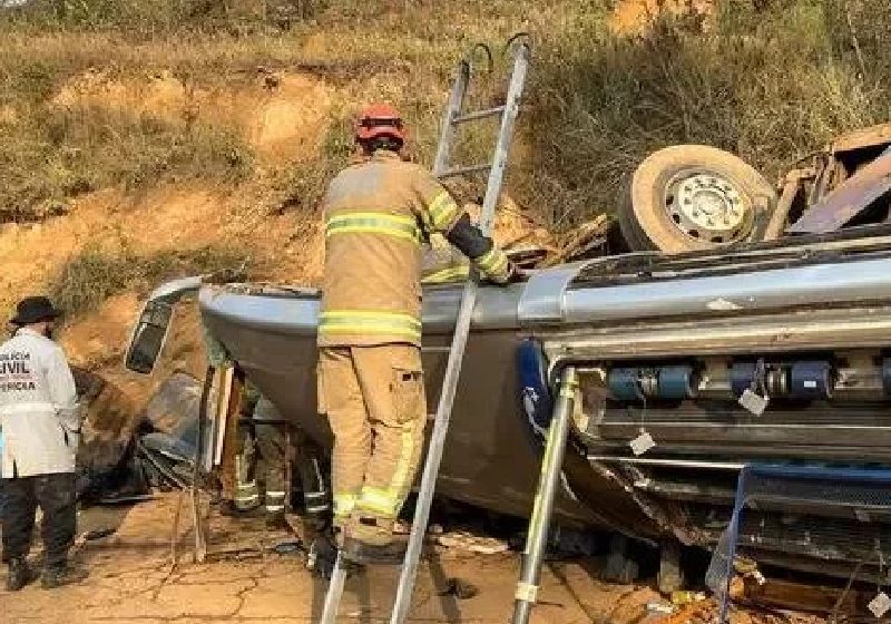 Homens do Corpo de Bombeiros Militar retiraram o sobrevivente do acidente com o ônibus do Corinthians em MG, que levava 43 passageiros quando capotou, matando sete pessoas. - Foto: divulgação / Corpo de Bombeiros
