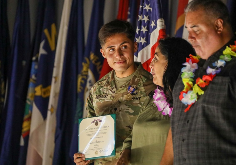 O exército garantiu a Rene, o soldado que salvou a mulher vítima de agressão, a medalha mais alta da corporação. Foto: Reprodução/Exército dos Estados Unidos.