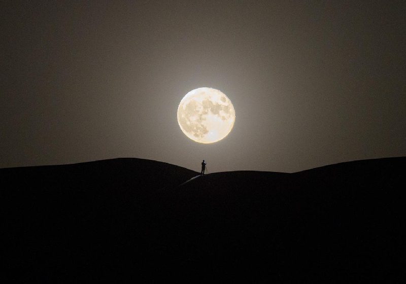 A última Superlua do ano será nesta quinta, 31 e vai parecer 14% maior e 30% mais brilhante. No destaque, a Superlua sobre uma planície chinesa. - Zhengjie Wu and Jeff Dai (TWAN)