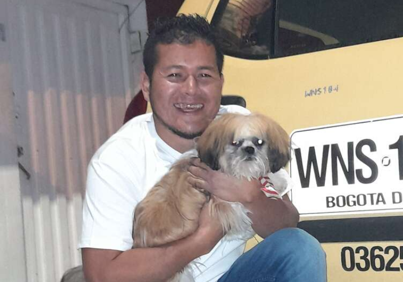 O taxista ficou chocado ao perceber que o cachorrinho havia sido abandonado em seu carro. Ele não pensou duas vezes e adotou o bichinho! Foto: Reprodução/Arquivo pessoal.