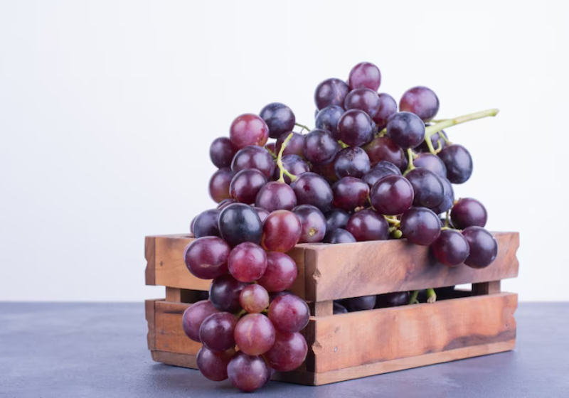 A uva protege o coração, controla o açúcar no sangue e ajudar a regular o sistema circulatório. Foto: Reprodução/Freepik.