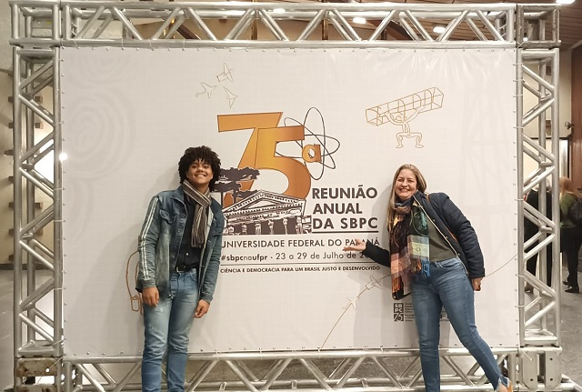 Na 75° Reunião Anual da SBPC, Laísa e Nicolas apresentaram a invenção sustentável. Foto: Divulgação.