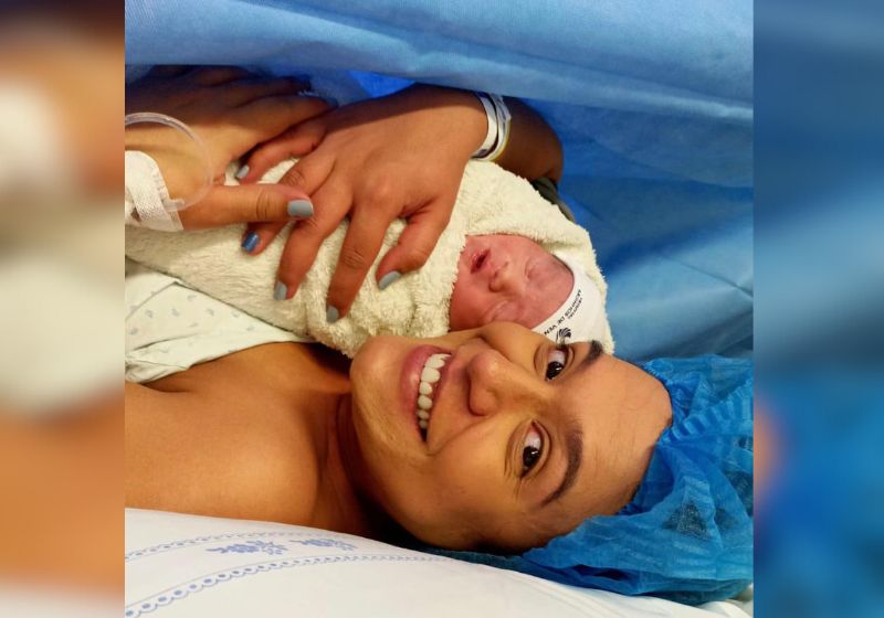 Paola, que foi transplantada quando tinha 1 ano de idade, ao lado do seu primeiro filho, agora, 20 anos depois - Foto: reprodução / HCPA