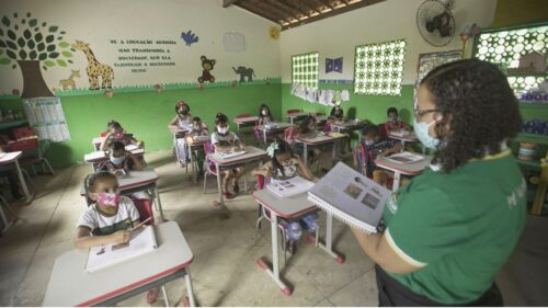 O sistema inovador, já usado em várias escolas públicas, mostra que é possível fazer crianças aprenderem a ler e escrever na idade certa - Foto: divulgação