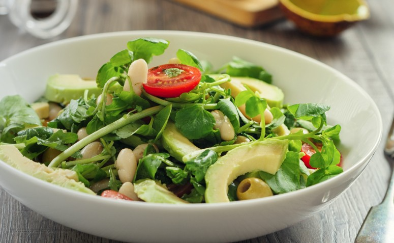 Em saladas, sanduíches, sopas ou macarronadas, o agrião é versátil e combina com quase tudo. Foto: Reprodução/Receitaria.