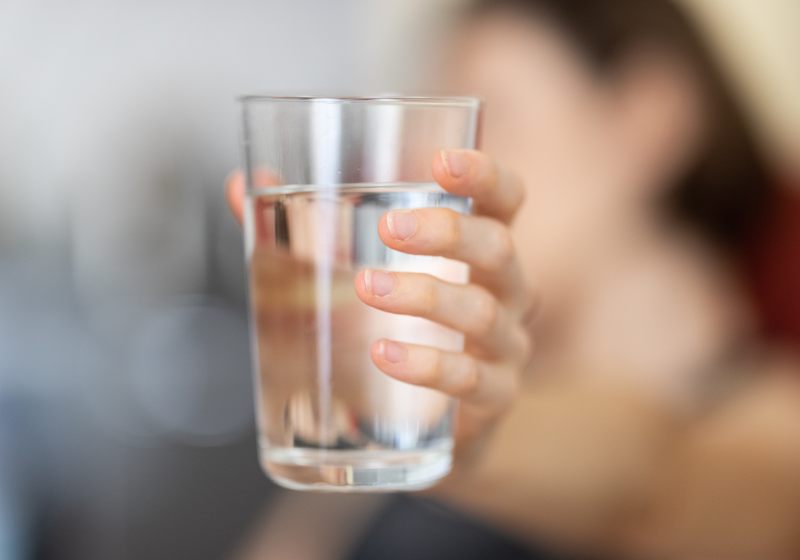 Beber água antes do café da manha ajuda a desintoxicar o corpo, melhorar o humor e digestão. - Foto: engin akyurt / Unsplash