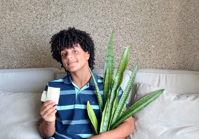 O estudante teve ajuda de uma professora para criar um papel feito com fibra de espada-de-são-jorge. Foto: Divulgação.