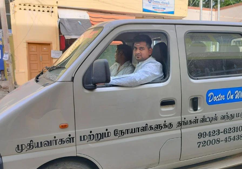 O médico indiano começou, com uma ambulância, a atender idosos em suas próprias casas. Foto: Reprodução/The Better India.