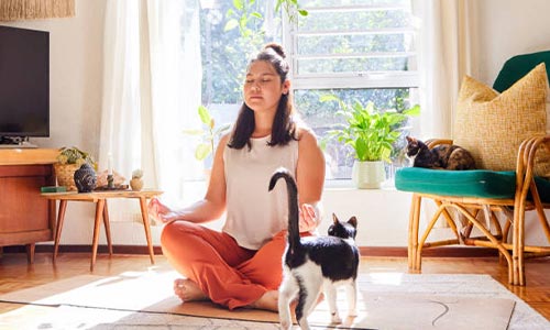 Adotar hábitos saudáveis e que relaxam ajudam a controlar a ansiedade, mas busque ajuda especializada também. - Foto: Moyo Studio – istock