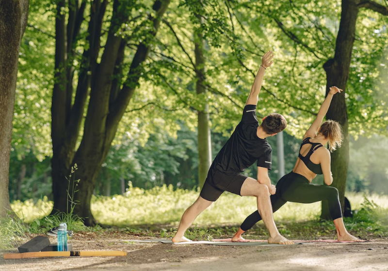 Dê preferência, em caso de atividades físicas ao ar livre, locais com árvores e horários com menos sol. Foto: Reprodução/Freepik.