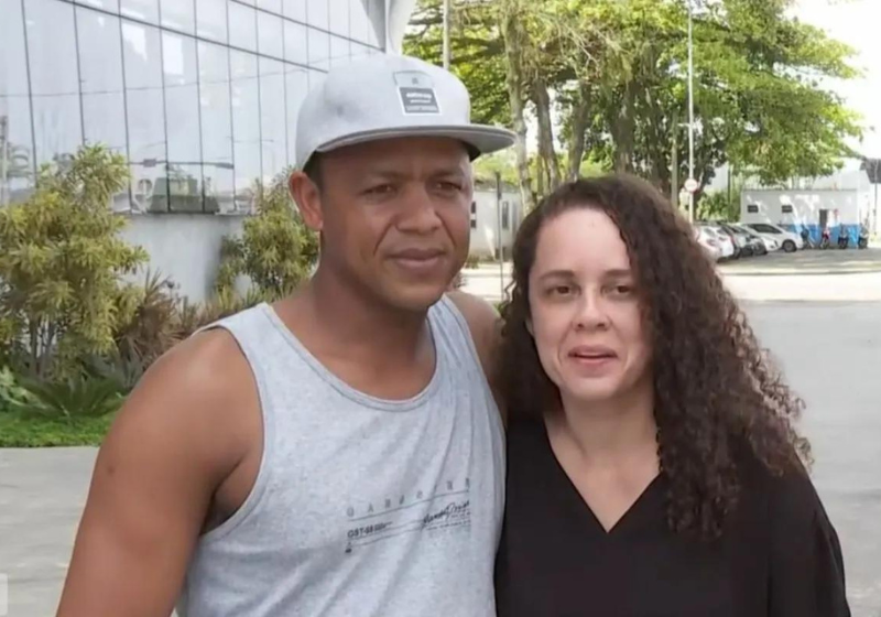 A mulher, que caiu em um vão na balsa de Santos, reencontrou o herói que a salvou. Foto: Reprodução.