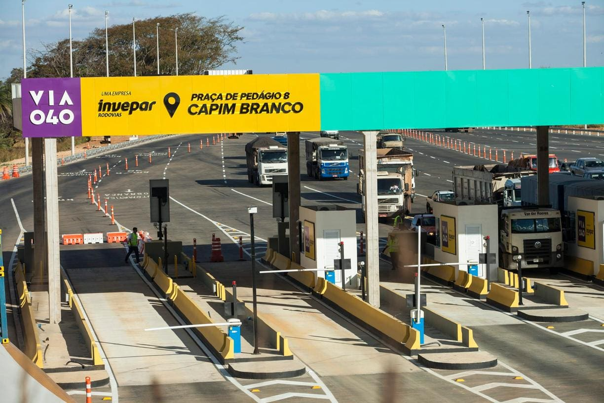 O trecho onde fica o pedágio que a mulher foi agredida, é bem movimentado mesmo no período noturno. Foto: Reprodução/Leo Fontes (O Tempo).