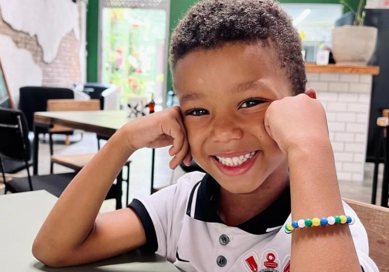 O menino Benin rebateu o coleguinha que o chamou de gay da melhor forma possível - Foto: reprodução redes sociais