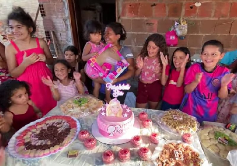 Idosa celebra aniversário com roupa e decoração da Barbie no