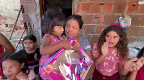 Bia ganhou uma festa de verdade e vários presentes como esta Barbie - Foto: reprodução /JJ