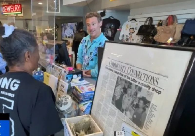 Oliver é funcionário de um brechó e foi elogiado por sua honestidade ao devolver o dinheiro que achou no meio de uma doação de roupas - Foto: reprodução / CBS Nes