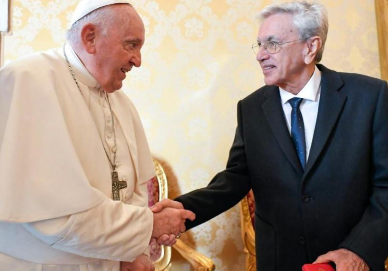 Caetano Veloso encontrou o Papa Francisco, no Vaticano. O cantor entregou uma carta e pediu orações ao Brasil. - Foto: reprodução Instagram