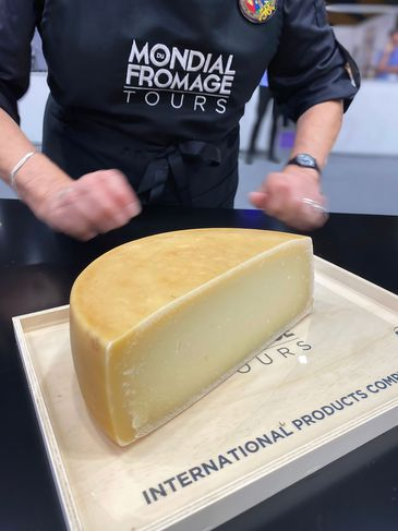 O Caprinus é feito com uma massa prensada, semicozida e leite de cabra. Foto: Reprodução/Débora Pereira (Revista Profiss).