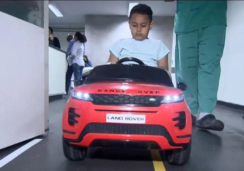 O hospital tem tido resultados significativos com o novo carrinho elétrico. As crianças ficam mais tranquilas! Foto: Reprodução/TV Gazeta.
