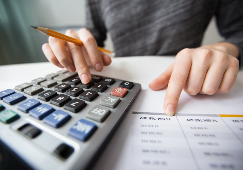 O Desenrola Brasil é uma iniciativa do governo federal, em parceria com instituições privadas, para renegociar dívidas de consumidores. Foto: Reprodução/Freepik.