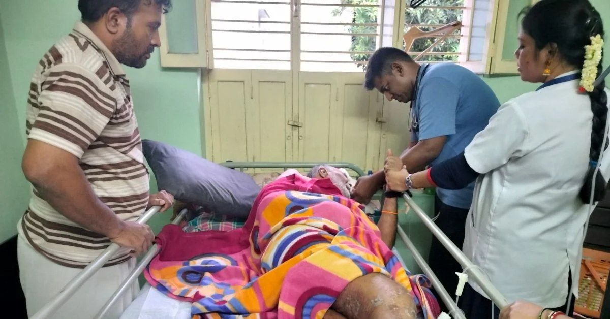 Durante o atendimento, o doutor e a equipe prestam todo o apoio necessário. Foto: Reprodução/The Better India.