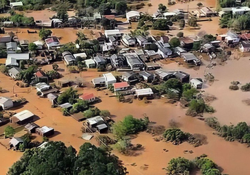 Na região do Vale do Taquari, pessoas ficaram ilhadas no telhado de casas. A ajuda ao RS tem mobilizado todo o Brasil - Foto: Foto: Divulgação Marinha do Brasil