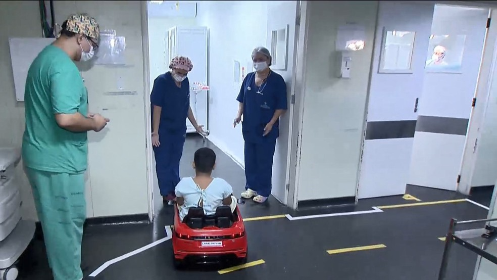 Como os pequenos não tem idade, o carrinho é controlado pelos enfermeiros. Foto: Reprodução/TV Gazeta.