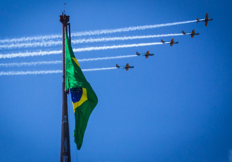 As acrobacias aéreas da Esquadrilha da Fumaça são um verdadeiro espetáculo para ver no dia 7 de setembro, na semana pátria - Foto: reprodução / FAB