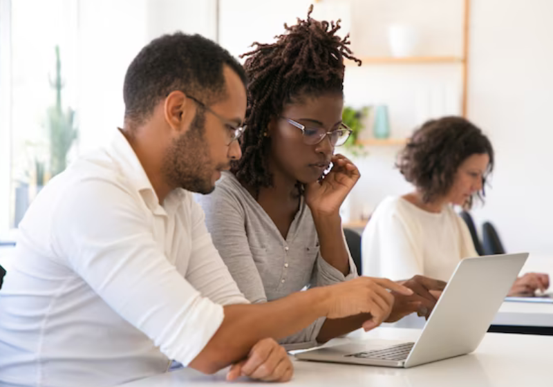 Com o número de estagiários crescendo no Brasil, crescem também as oportunidades. Nubank e Embraer estão contratando. - Foto: Reprodução/Freepik.