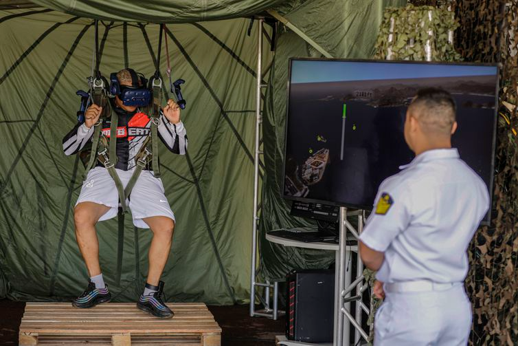 Visitantes podem ver de perto equipamentos usados pela marinha, exército e aeronáutica. Foto: Reprodução/Joédson Alves (Agência Brasil).