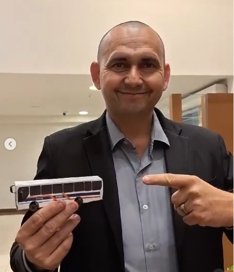 "Quando você ama o que faz, você nunca mais vai precisar trabalhar", disse o motorista. Foto: Reprodução/@Motoristavibrando.