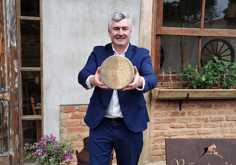 O queijo brasileiro premiado na França é produzido no Rio de Janeiro e demora um ano para ficar pronto. - Foto: Reprodução/Débora Pereira (Revista Profiss).