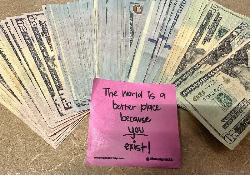 Os amigos deixaram a gorjeta de 10 mil dólares em dinheiro para os funcionários do restaurante com bilhete dizendo: "O mundo é melhor por causa de pessoas como você". - Foto: reprodução / Facebook @MonarcaDining