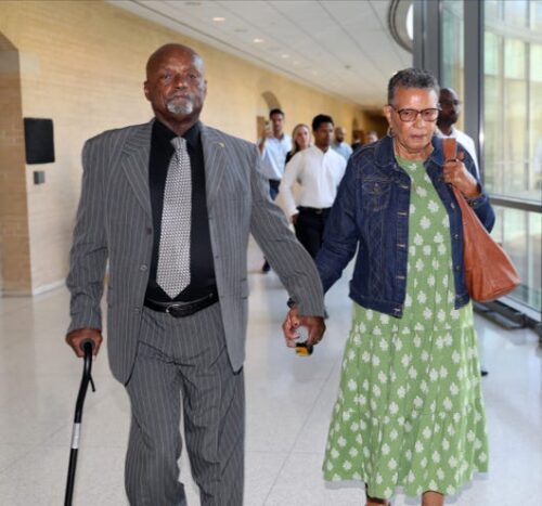 Leonard saiu do julgamento acompanhado da esposa, Mary - Foto: Mark Vergari/The Journal News