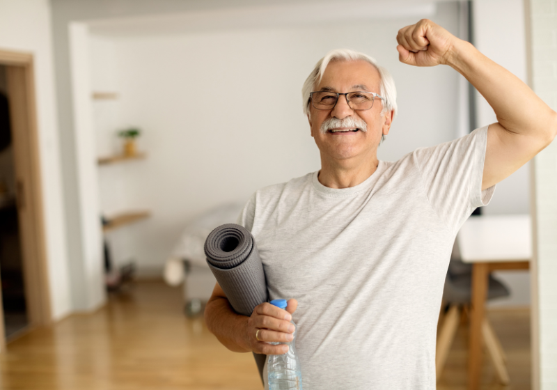 Além da ingestão de proteínas, manter o corpo ativo com exercícios físicos na terceira idade vai ajudar. Foto: Reprodução/Freepik.