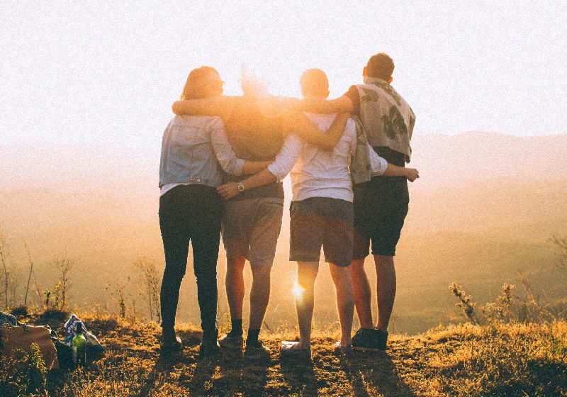 Ter amigos, ser positivo, cuidar do corpo e da alimentação estão entre as dicas para envelhecer bem e feliz - Foto: Helena Lopes / Unsplash